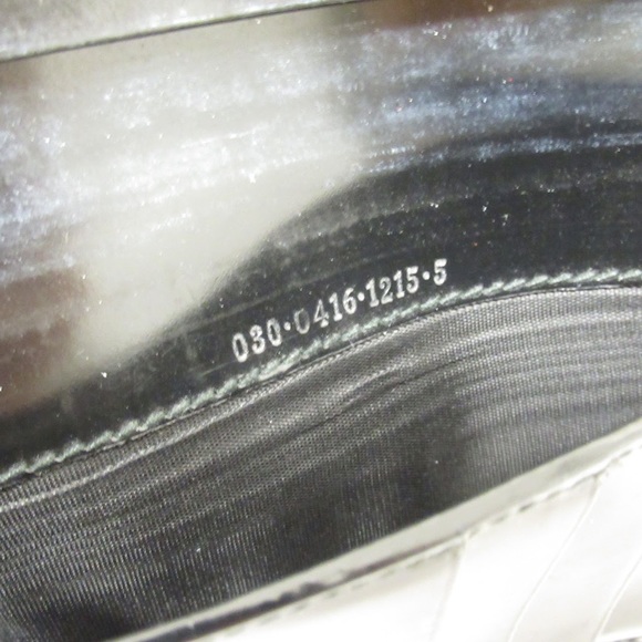 authentic GUCCI glazed calfskin CHECKBOOK wallet - Picture 2 of 8